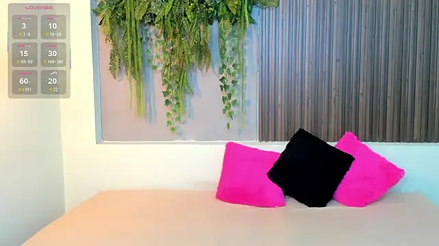 AmyBarton02 online show from September 18, 2025, 4:43 pm