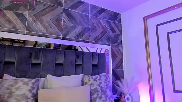 TaniaSmith1 online show from November 24, 2025, 11:16 pm