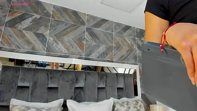 TaniaSmith1 online show from October 7, 2025, 11:06 pm