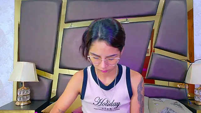 NicoleEsposito online show from December 5, 2025, 12:59 pm