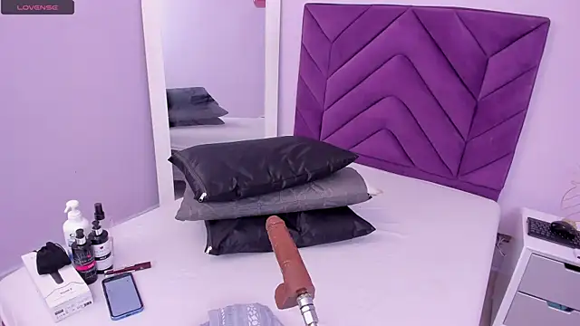 Maddyjohnsonn online show from December 4, 2024, 3:42 am