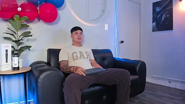 Snapshot of Cristopher_strong chatting on June 10, 2026, 12:17 pm Cristopher strong online show from June 10, 2026, 12:17 pm