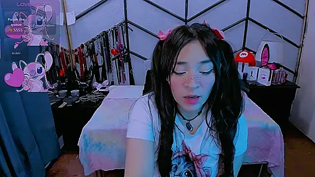 AlanaLuck online show from November 19, 2025, 7:25 pm