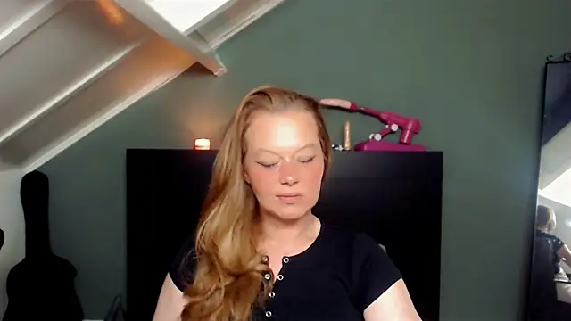 roxanna24 online show from April 26, 2026, 7:33 pm