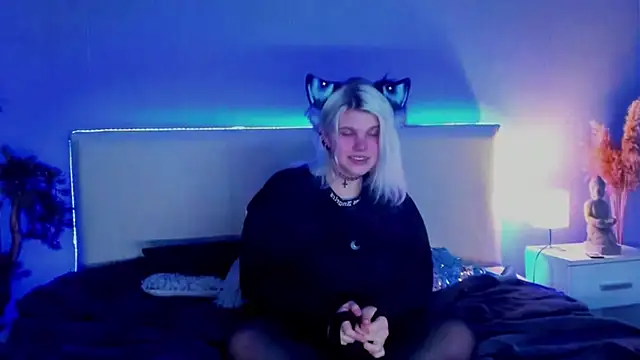 JoannLowe online show from March 20, 2025, 2:40 am