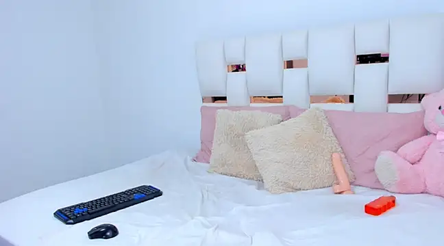 Alahia  2611 online show from December 3, 2024, 9:39 pm