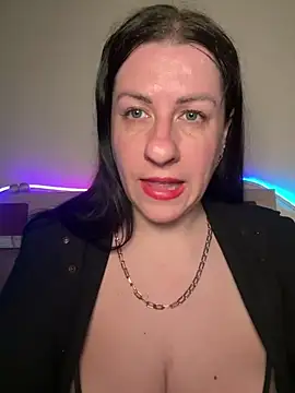 Evelinia online show from May 4, 2026, 3:48 pm