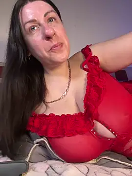 Evelinia online show from June 8, 2026, 3:23 pm