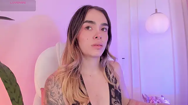 Lucy Vega online show from November 7, 2025, 4:50 am