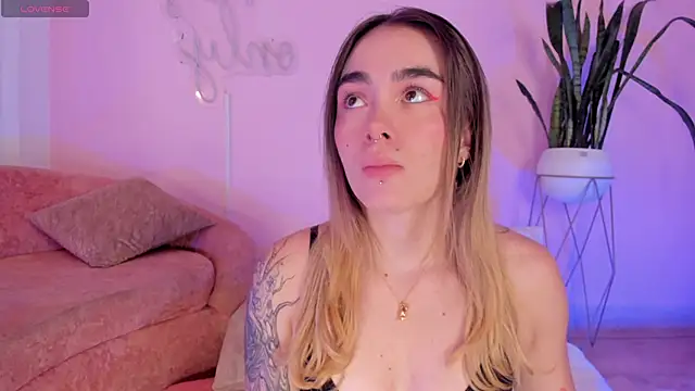 Lucy Vega online show from November 1, 2025, 4:30 am