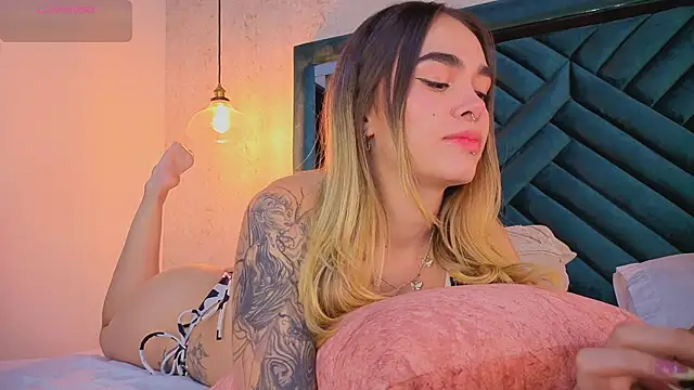 Lucy Vega online show from October 17, 2025, 4:49 am