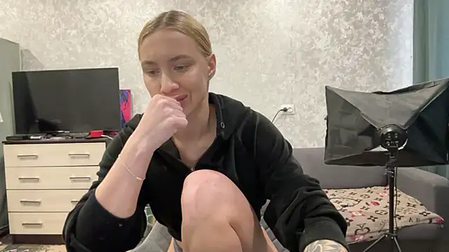 AnneBall online show from February 3, 2025, 10:03 am