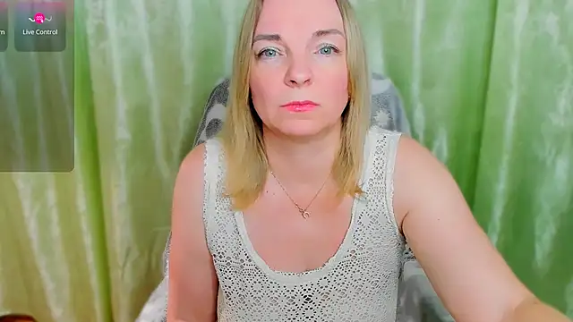 Snapshot of Regina__blue chatting on March 7, 2025, 8:55 pm Regina blue online show from March 7, 2025, 8:55 pm