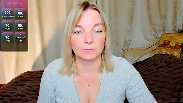 Snapshot of Regina__blue chatting on September 9, 2025, 5:00 pm Regina blue online show from September 9, 2025, 5:00 pm