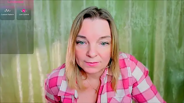 Snapshot of Regina__blue chatting on March 11, 2025, 11:04 pm Regina blue online show from March 11, 2025, 11:04 pm