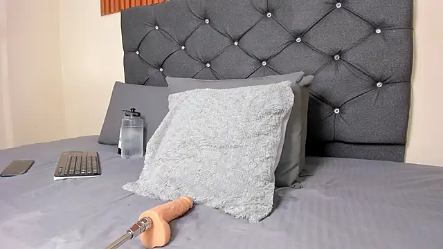 Zoe pss online show from October 18, 2025, 8:33 pm