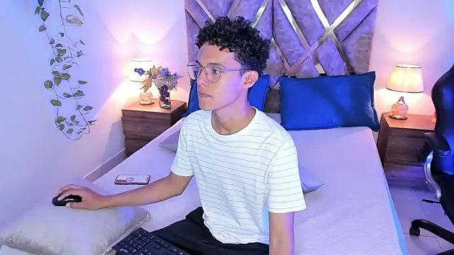 nickolas moon online show from October 15, 2025, 7:55 pm