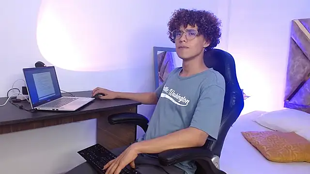 nickolas moon online show from February 14, 2025, 12:19 am