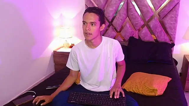 nickolas moon online show from September 11, 2025, 3:01 pm