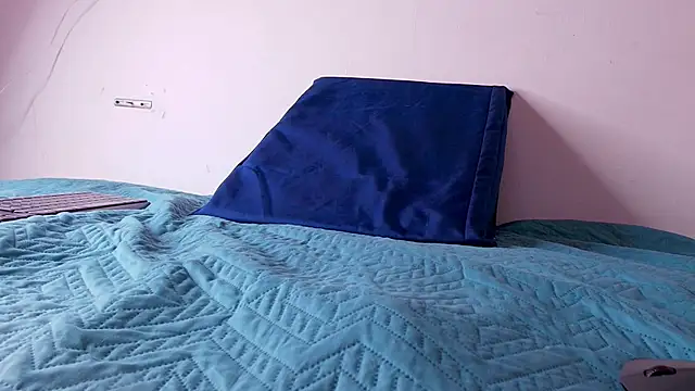 anisha x online show from November 5, 2025, 7:39 pm