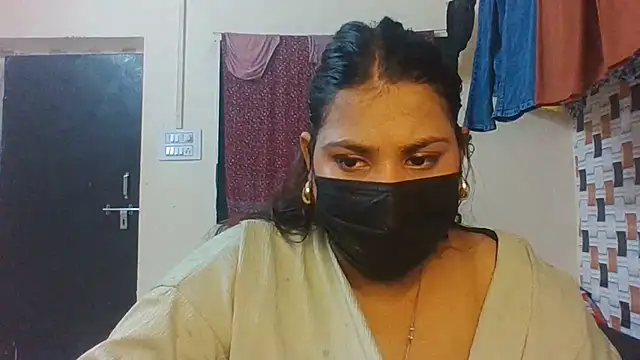 Hotmilfxox online show from July 4, 2026, 7:48 am
