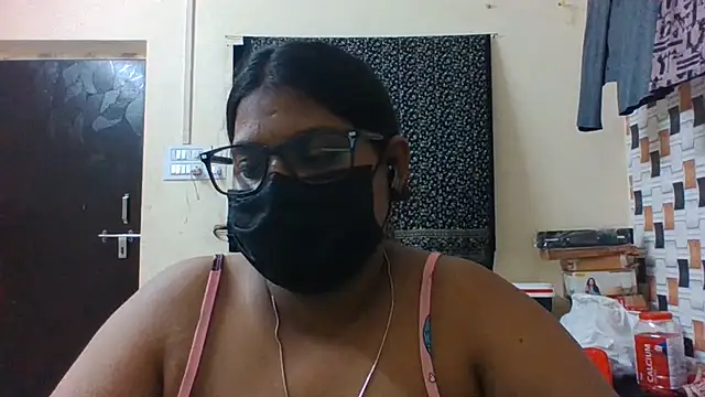 Hotmilfxox online show from June 3, 2026, 2:33 pm
