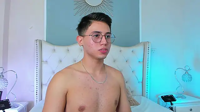 Snapshot of Brandonn_Millerr chatting on December 6, 2024, 12:40 am Brandonn Millerr online show from December 6, 2024, 12:40 am