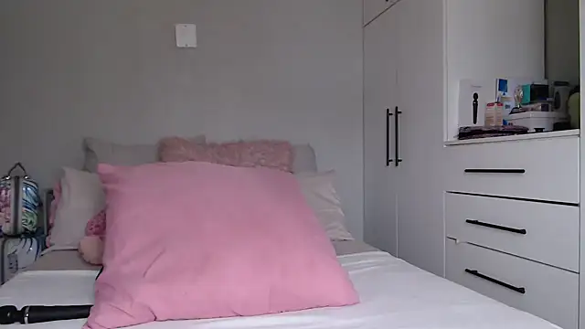 Amberbela online show from February 13, 2026, 12:49 pm