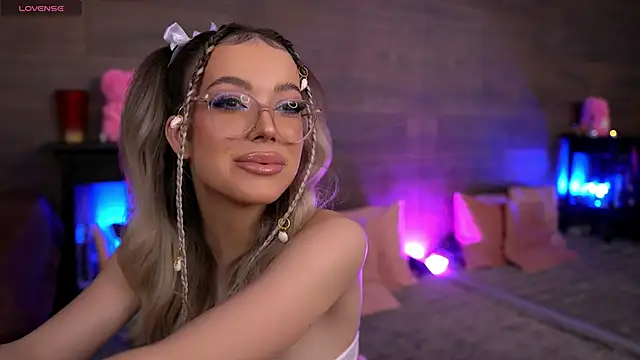 KylieJoyce online show from March 4, 2025, 9:00 pm