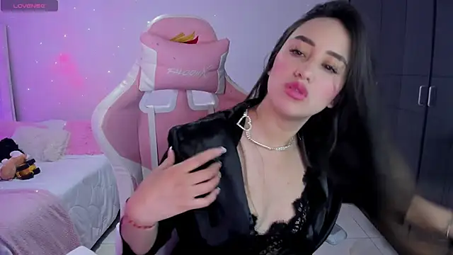 Tinylottie online show from October 19, 2025, 4:32 pm