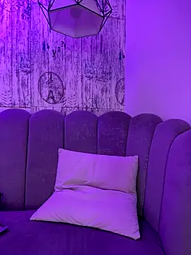 AbyThompson online show from October 27, 2025, 7:15 pm