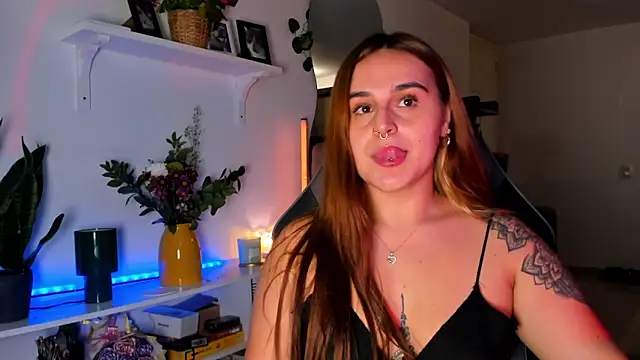 Snapshot of evy_orange1 chatting on March 10, 2026, 3:32 am evy orange1 online show from March 10, 2026, 3:32 am