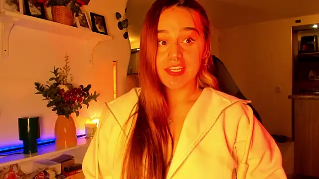 Snapshot of evy_orange1 chatting on March 11, 2026, 12:04 am evy orange1 online show from March 11, 2026, 12:04 am