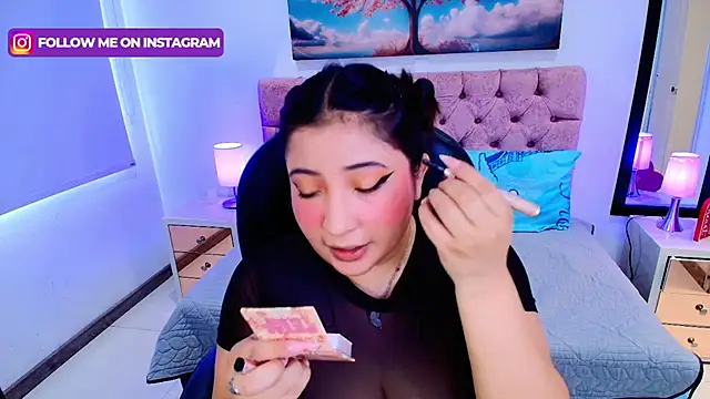 Emma monserrat online show from November 17, 2025, 6:01 pm