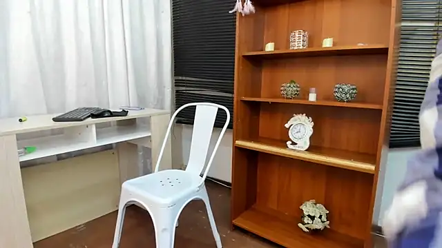 Snapshot of Emma_Jnes chatting on December 3, 2024, 8:44 pm Emma Jnes online show from December 3, 2024, 8:44 pm