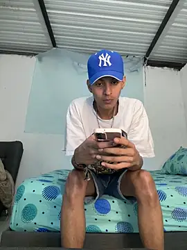Snapshot of ValenSuarez25 chatting on June 21, 2026, 1:33 am ValenSuarez25 online show from June 21, 2026, 1:33 am