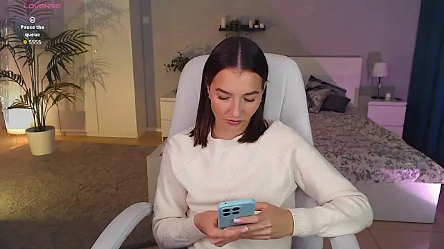 Bellla Haddid online show from September 13, 2025, 12:32 am