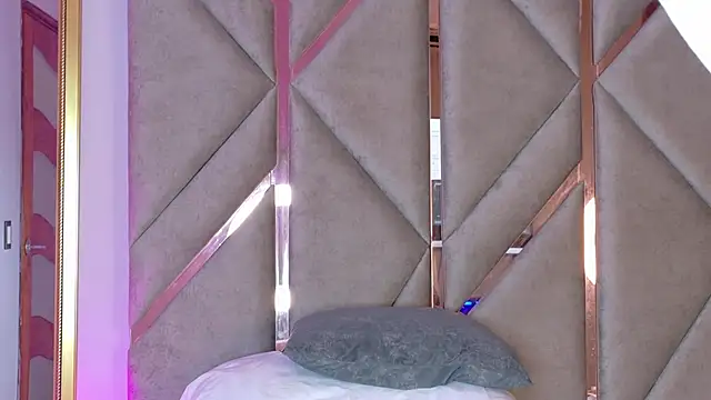 Lola King online show from March 19, 2025, 8:23 am