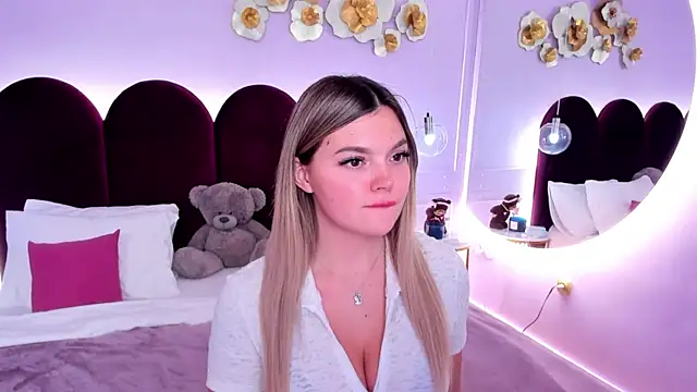 ZaraBloom online show from December 16, 2025, 3:27 pm