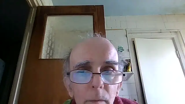 Snapshot of mariusica1@xh chatting on May 15, 2026, 9:51 am mariusica1xh online show from May 15, 2026, 9:51 am