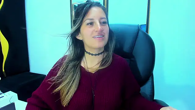 GiaRoussel online show from December 5, 2025, 4:38 pm