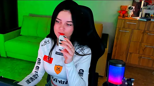 Lora Cain online show from February 12, 2025, 3:05 pm