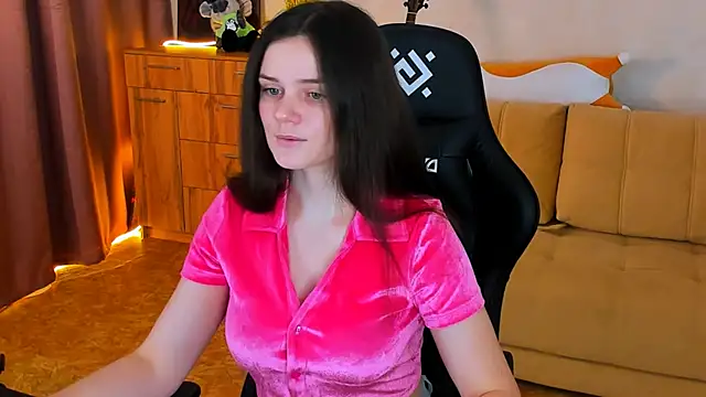 Lora Cain online show from December 6, 2024, 2:33 pm