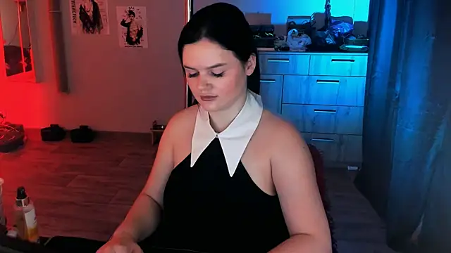 Lora Cain online show from July 31, 2026, 1:54 pm