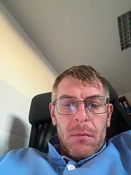 adrian90bi11 online show from May 1, 2026, 3:39 pm
