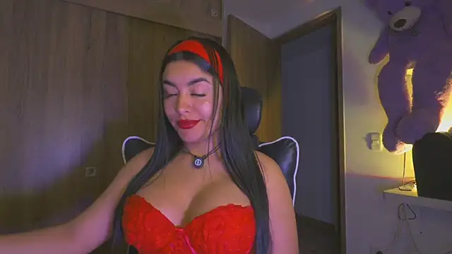Layla Nicols online show from July 12, 2026, 3:18 am