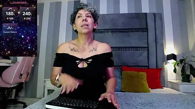 Julianewell online show from April 30, 2026, 12:23 pm