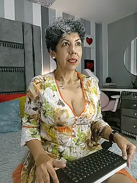 Julianewell online show from November 8, 2025, 12:42 pm