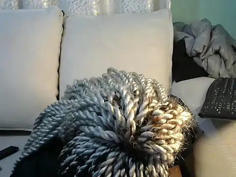 Caryyyl online show from December 18, 2025, 7:13 am