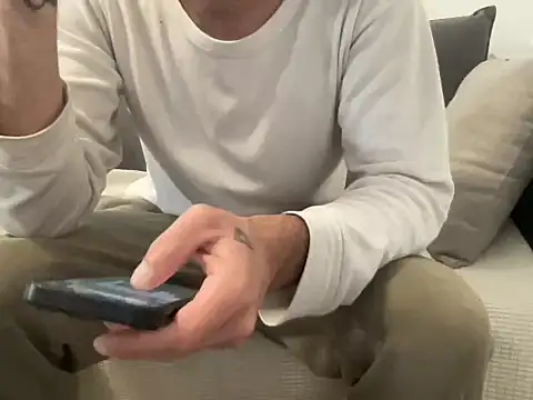 4small4inchlol online show from March 12, 2026, 2:10 pm